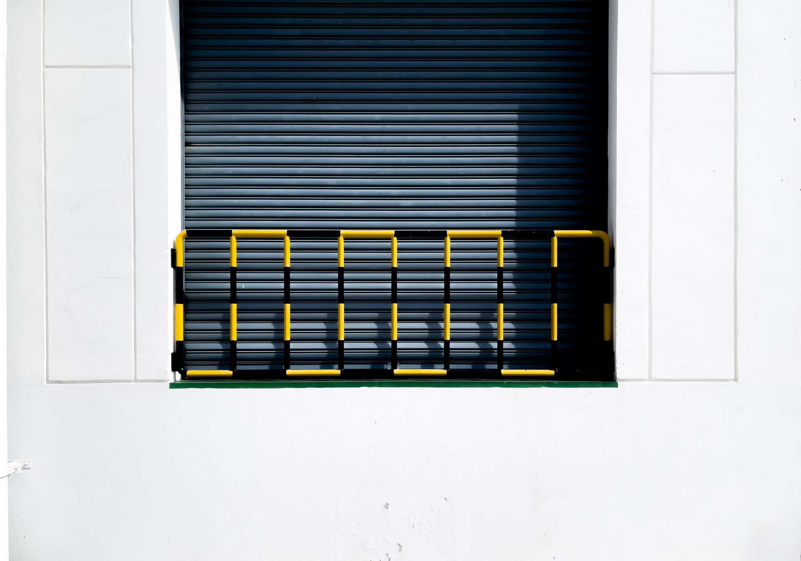 barreiras flexíveis docksteel blog porta de rolar com barreiras de proteção