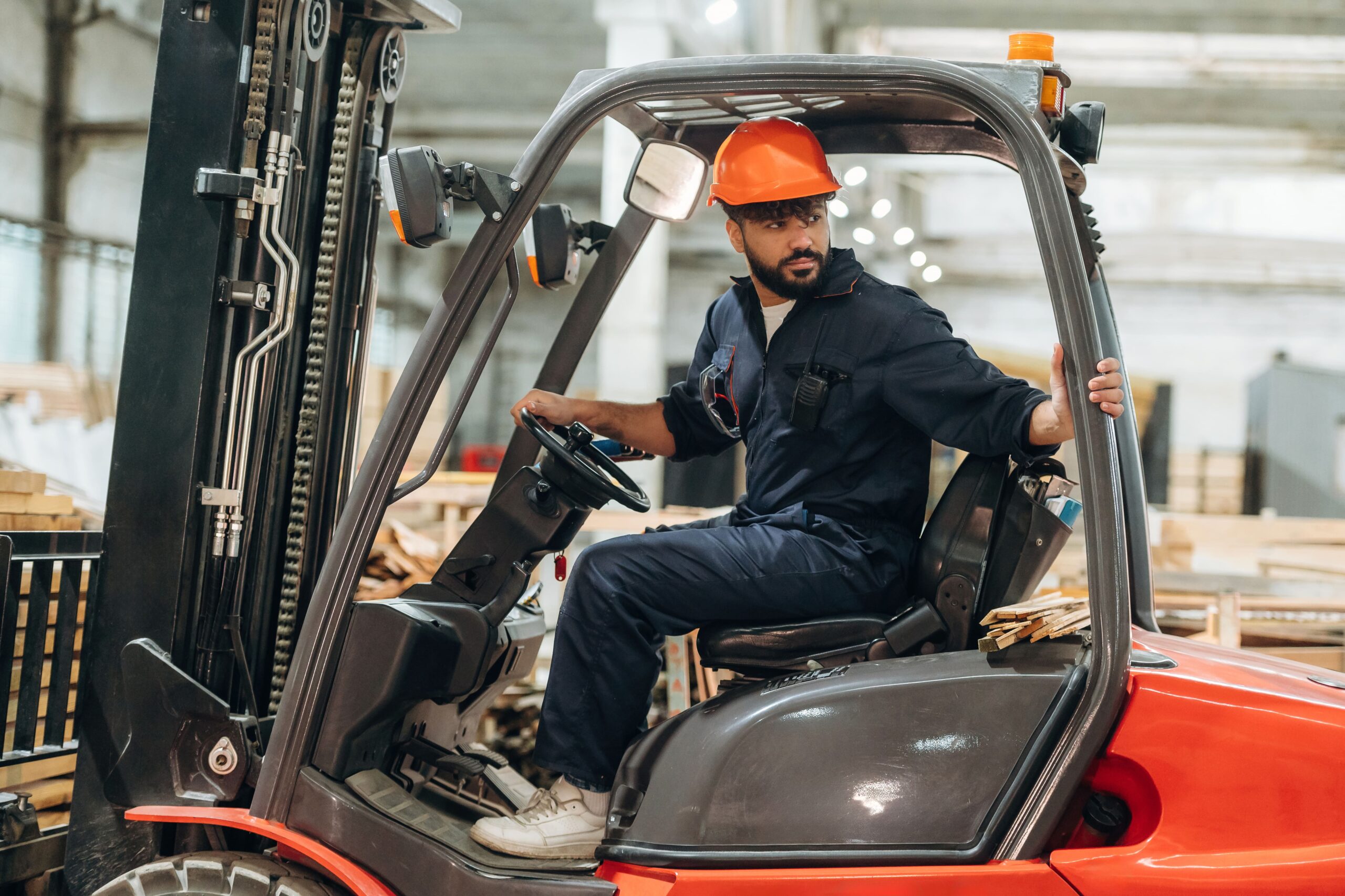 ergonomia no trabalho com empilhadeira docksteel blog homem trabalhando em empilhadeira